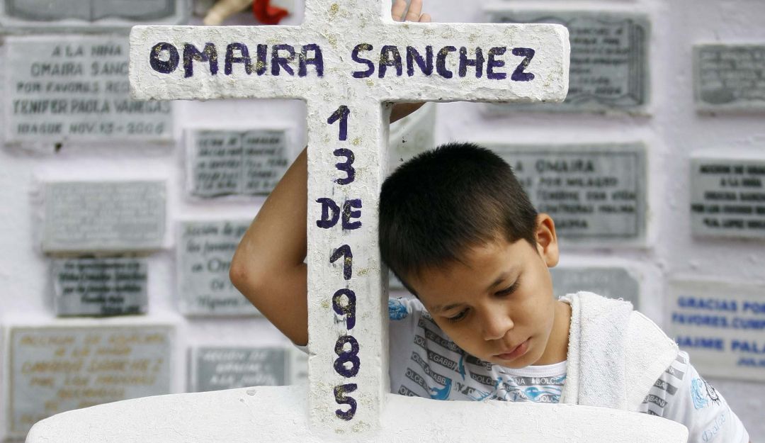 Santería en la tumba de Omaira Sánchez: Santería en la tumba de Omaira Sánchez
