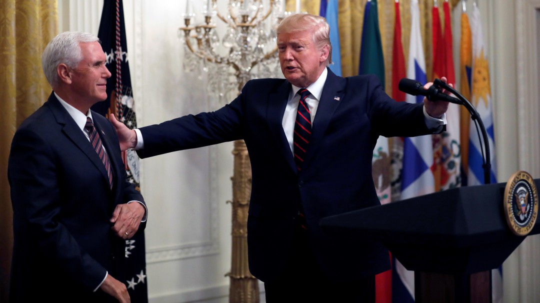 Trump acusa de "fraude" a informante y de "traición" a legislador demócrata