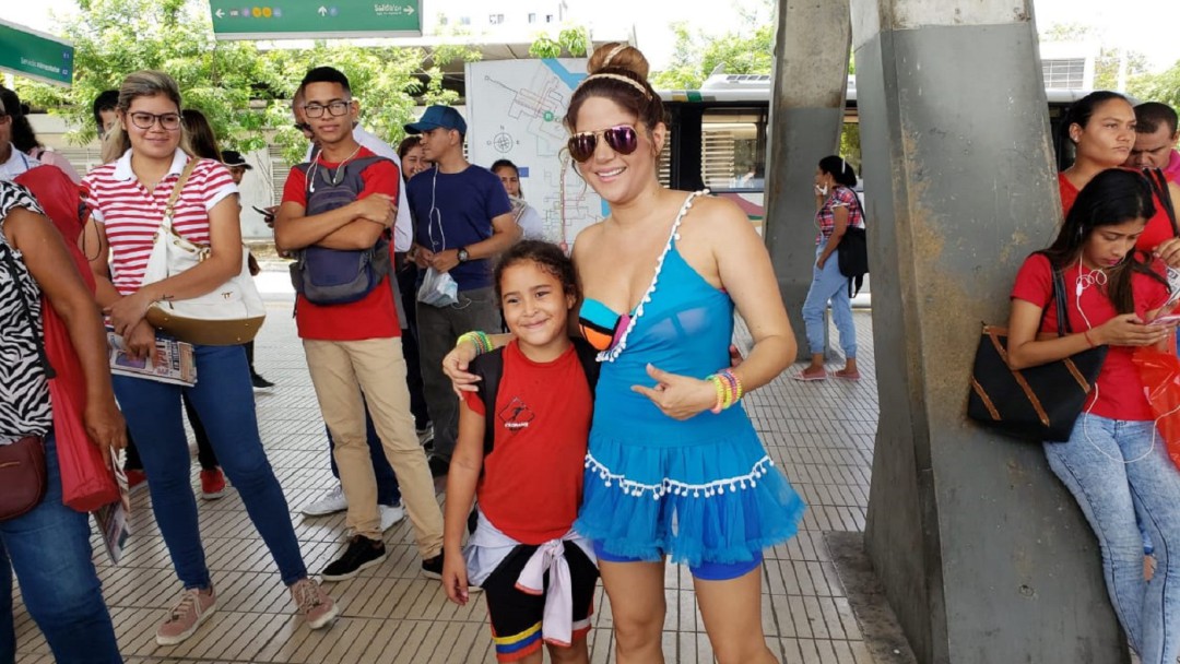 La doble de Shakira sorprendió a usuarios de Transmetro