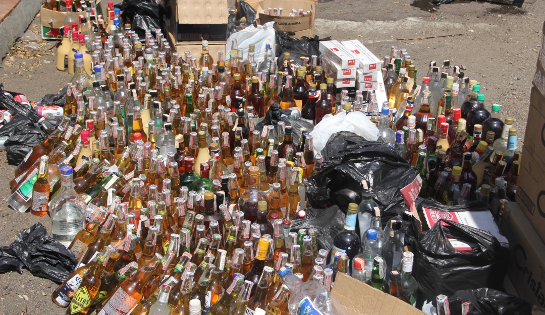 Licor adulterado y de contrabando incautado