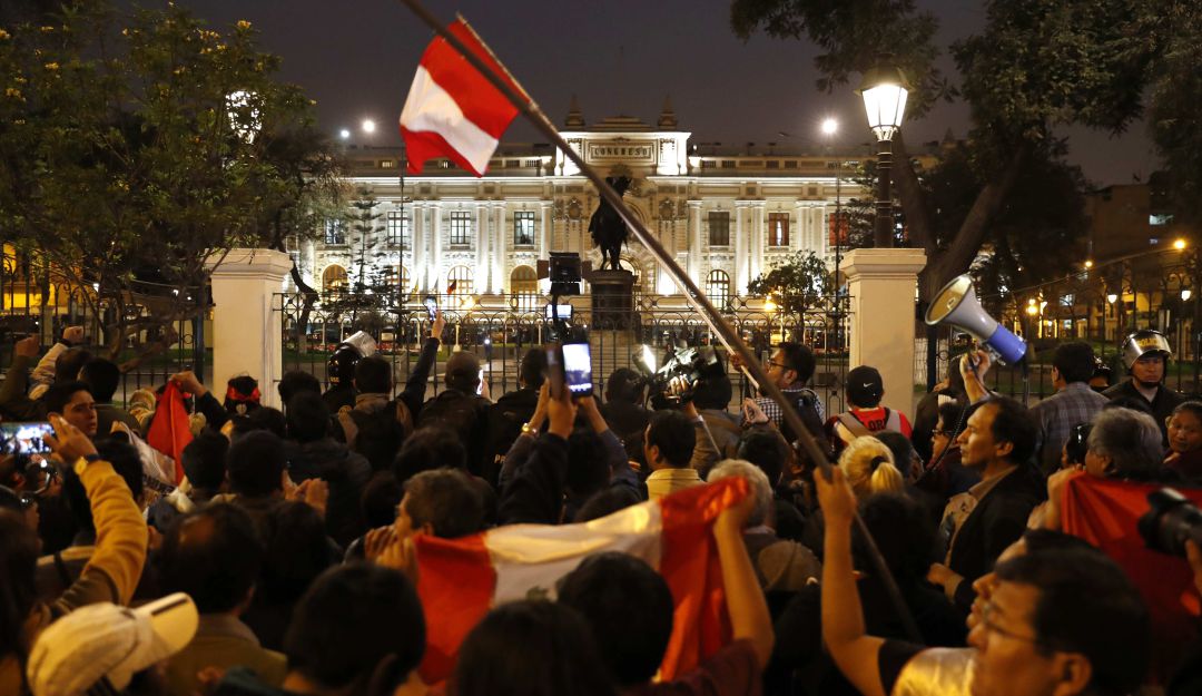 Martin Vizcarra Congreso Perú: Choque de poderes causa la mayor crisis política de este siglo en Perú