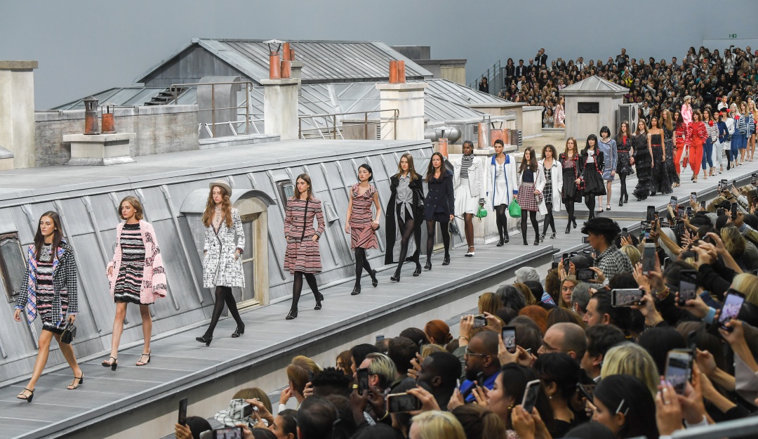 Semana de la moda en Paris: ¡Qué cierre! Mujer se mete en desfile de Chanel y Gigi Hadid la saca