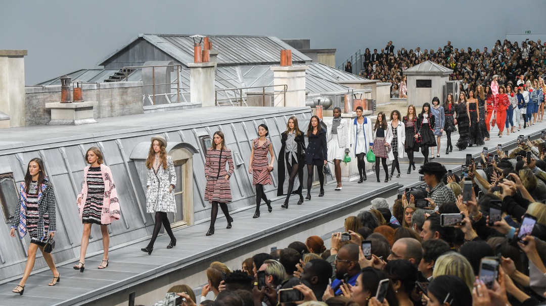 Mujer se mete en desfile de Chanel y Gigi Hadid la saca