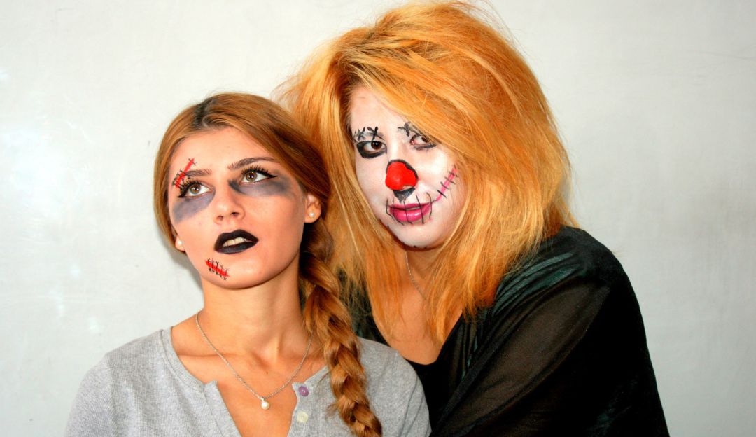 Cuide su piel de maquillaje extremo de Halloween