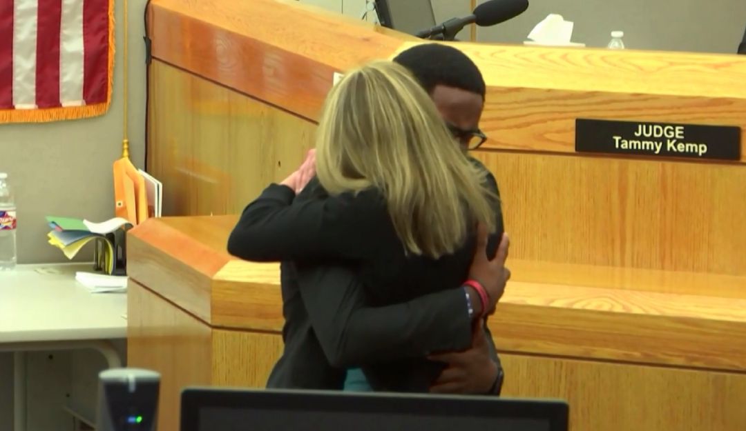 Amber Guyger Botham Jean abrazo: ¡Noble gesto! Este joven abrazó a asesina de su hermano en pleno juicio