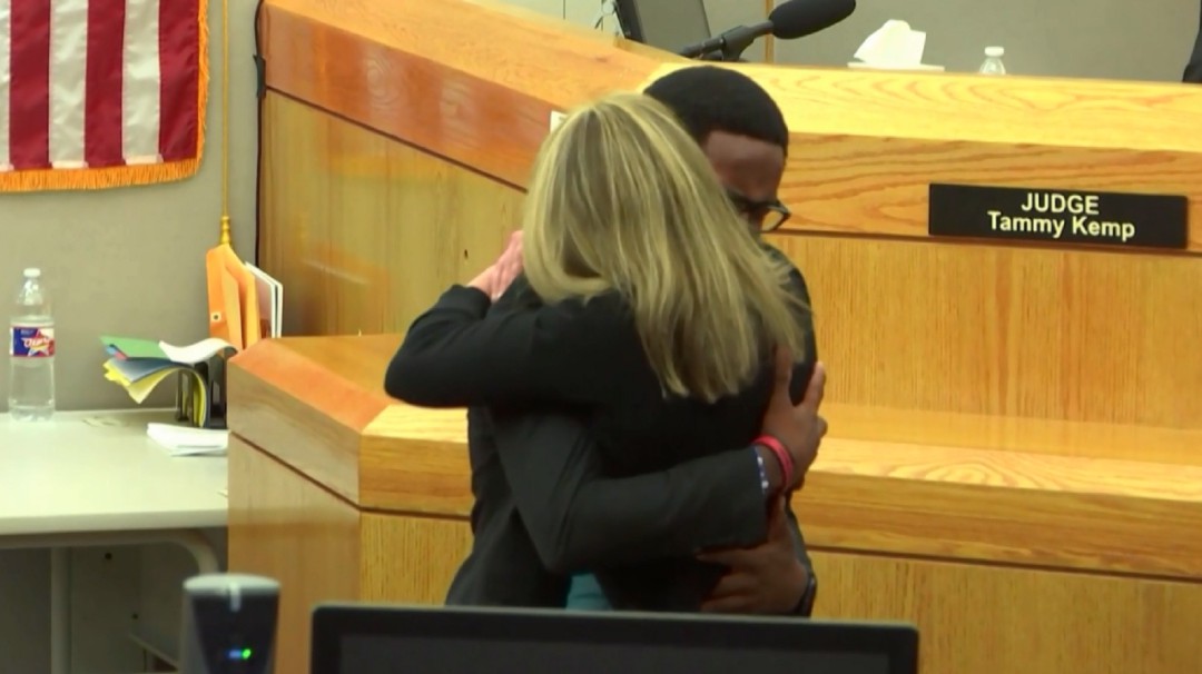 ¡Noble gesto! Este joven abrazó a asesina de su hermano en pleno juicio