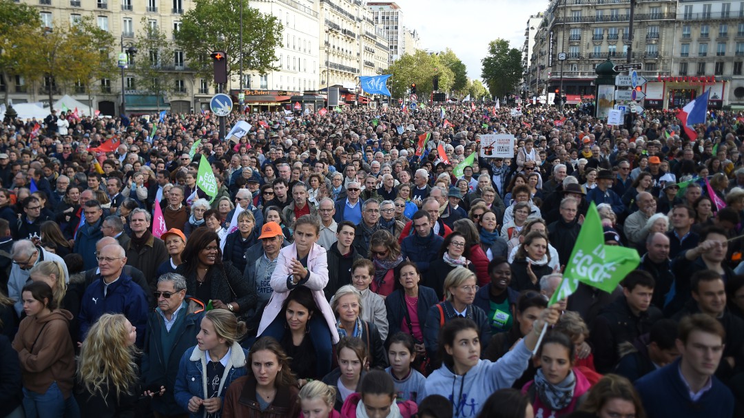 Francia se manifiesta contra reproducción asistida de lesbianas y solteras