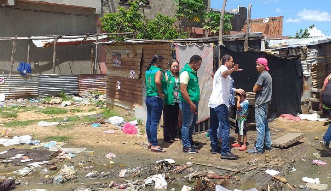 Desnutrición: Niños buscan comida entre la basura en La Guajira