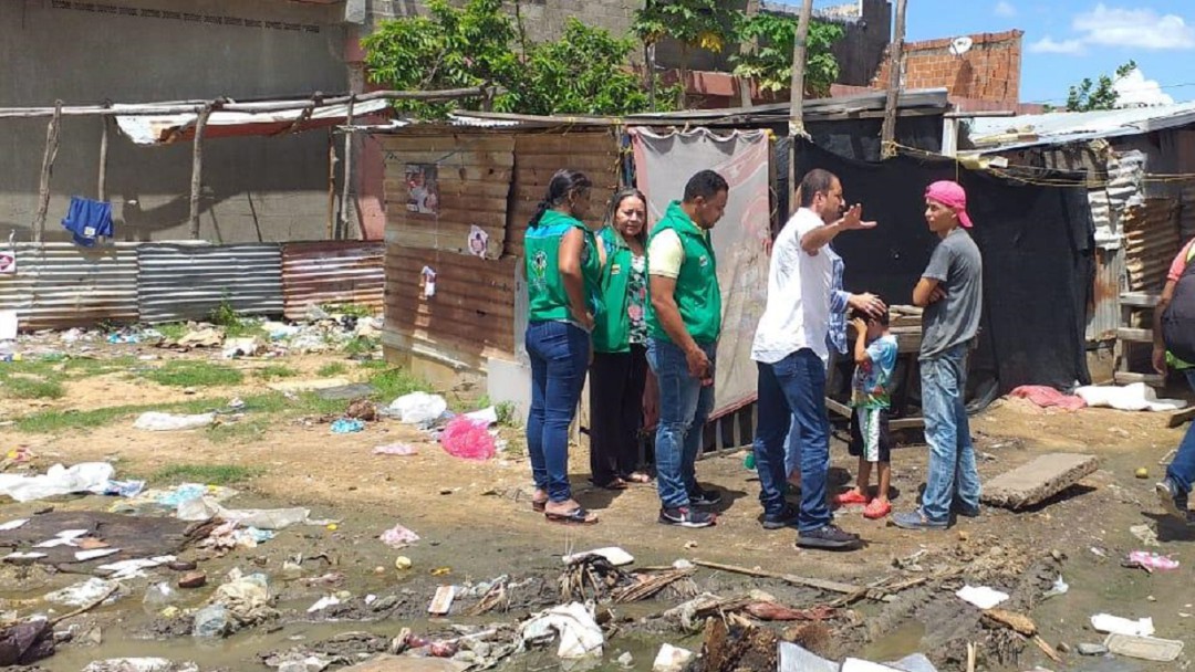 Niños buscan comida entre la basura en La Guajira