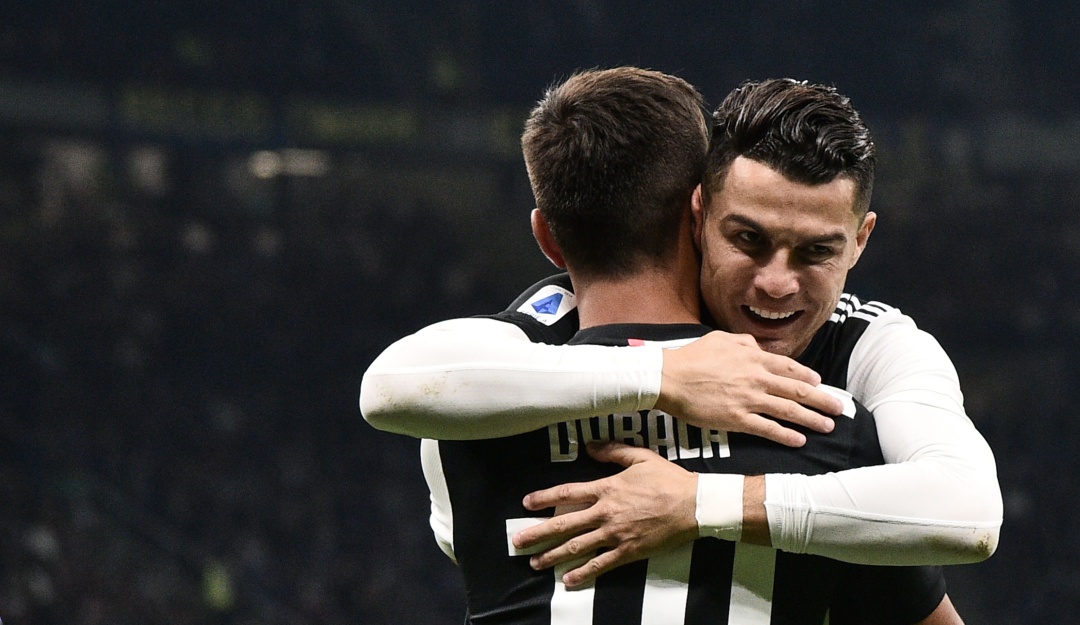Broma Cristiano besos Dybala Bonucci: La "amorosa" broma de Cristiano, repartió besos en zona mixta