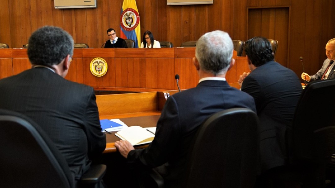 Uribe queda vinculado a delitos de fraude procesal y soborno