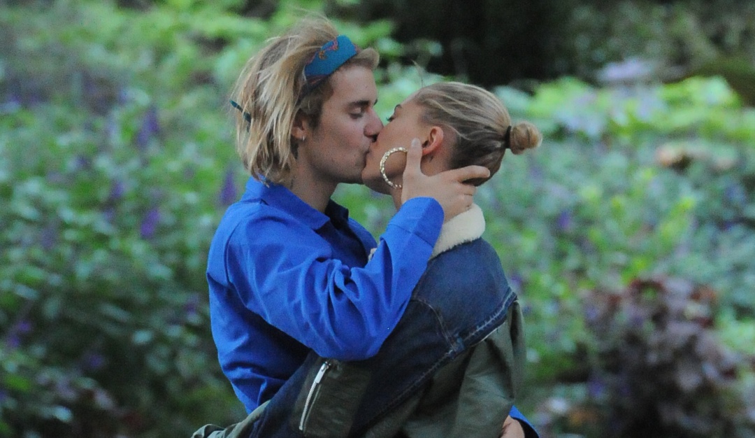 Hailey y Bieber boda: ¡Sin aliento! El vestido de novia de Hailey Bieber sorprendió en las redes