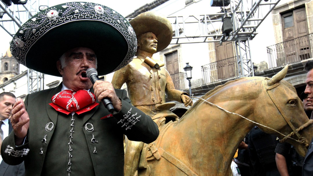 Estatua en honor a Vicente Fernández es comparada con personaje de 'Coco'
