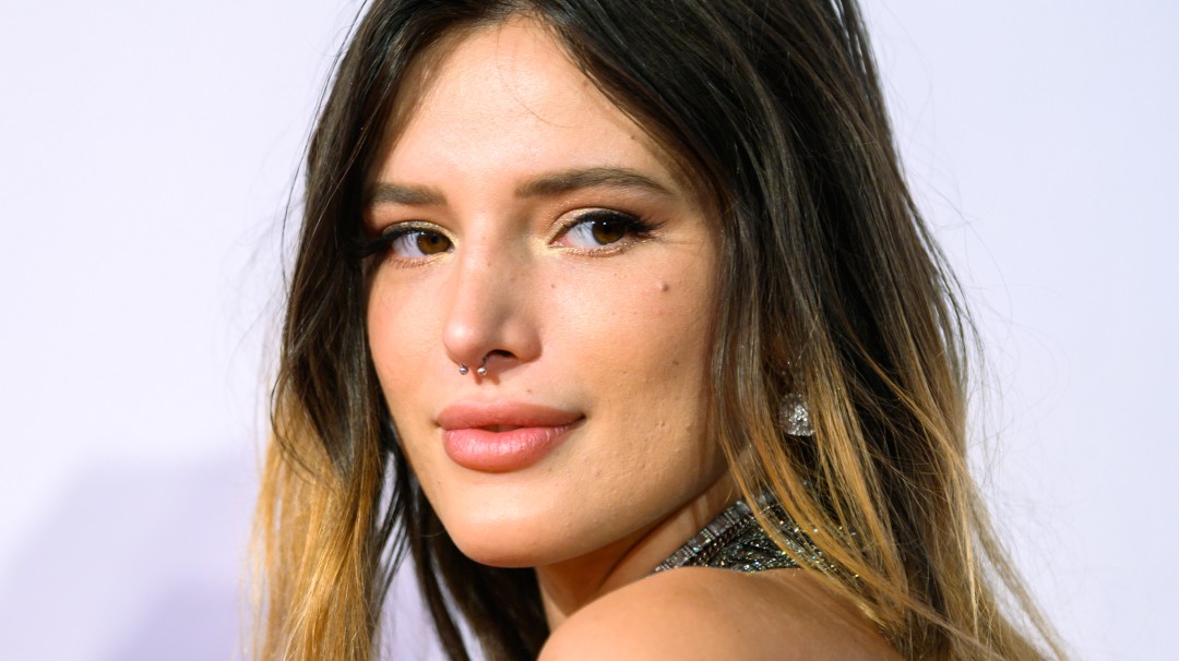 ¡Topless y estrenando novia! Bella Thorne publica intima foto con su pareja