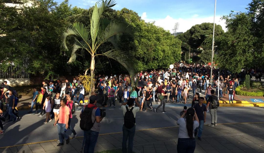 MARCHA ESTUDIANTES UIS BUCARAMANGA SANTANDER: Plantón de estudiantes de la UIS en glorieta del Caballo de Bolívar