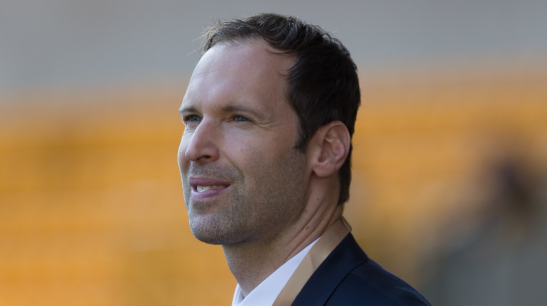 ¡De no creer! Petr Cech vuelve al arco, pero no de fútbol