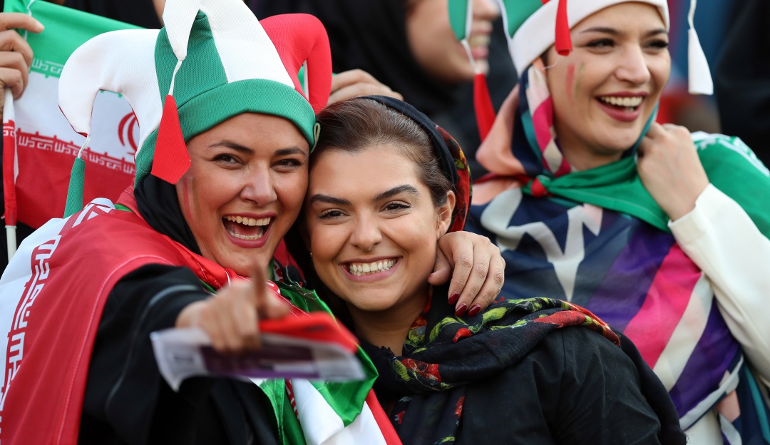 Mujeres Irán partido de fútbol: Para la historia, mujeres en Irán vuelven al estadio luego de 40 años