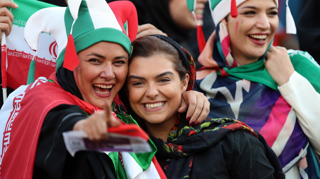 Para la historia, mujeres en Irán vuelven al estadio luego de 40 años