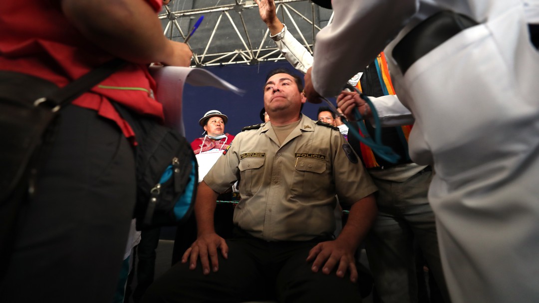 Indígenas mantienen retenidos a policías y periodistas en Ecuador