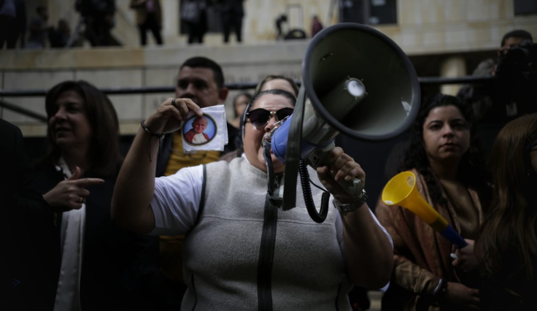 Monja Uribista: ¡Como si nada! Monja Uribista reapareció gritando ser una mujer democrática