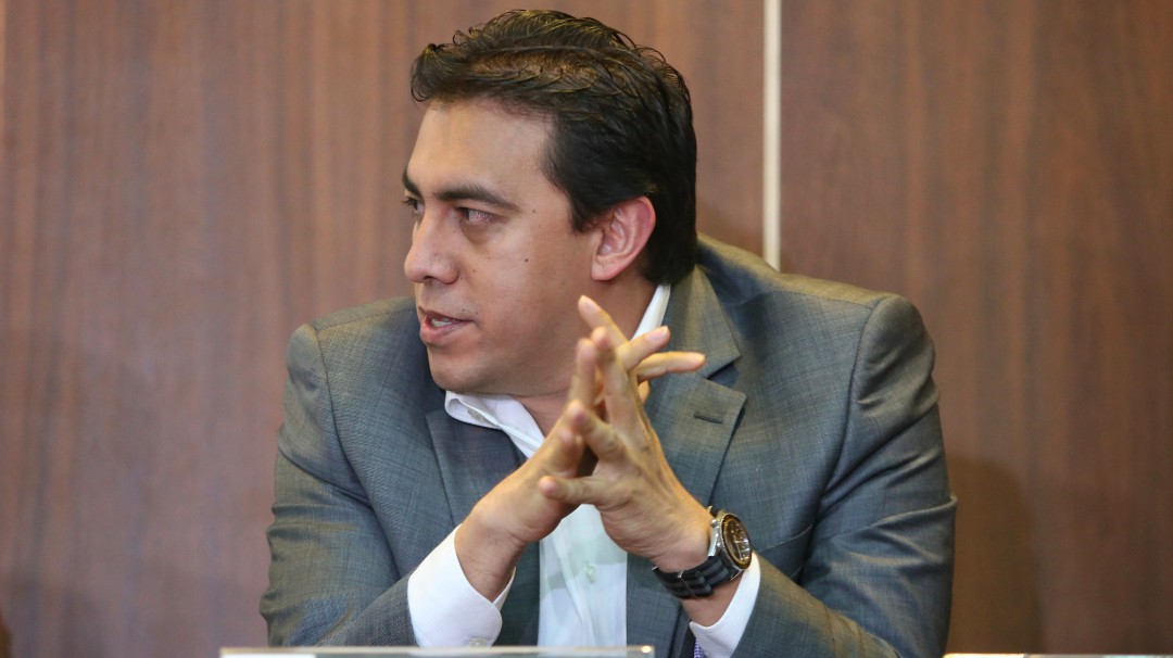 El nuevo registrador no habla aún
