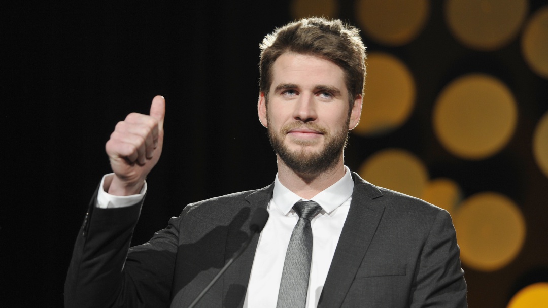 ¡Liam Hemsworth no se queda atrás! Esta sería su nueva pareja