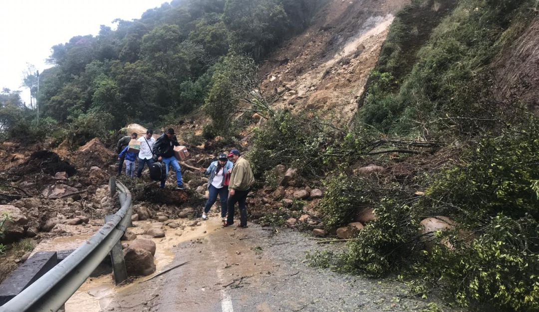 Derrumbe Tunja vía al Llano: Fuerte derrumbe provoca paso a un carril en vía alterna al Llano por Boyacá
