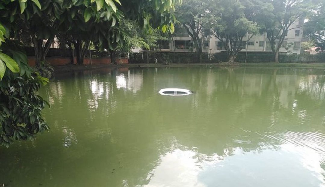 Accidentes en vías Colombia: Perdió el control del vehículo y terminó sumergido en un lago