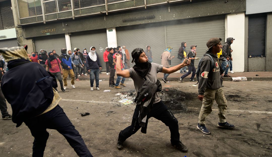 Manifestaciones en Ecuador: Manifestantes atacan medios de comunicación en Quito