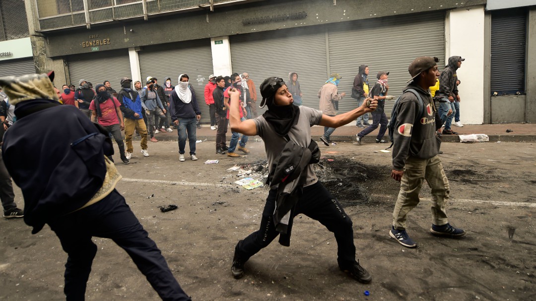 Manifestantes atacan medios de comunicación en Quito