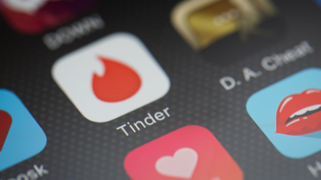 Tinder hace realidad sueño de muchos jóvenes: ligar y ver series a la vez