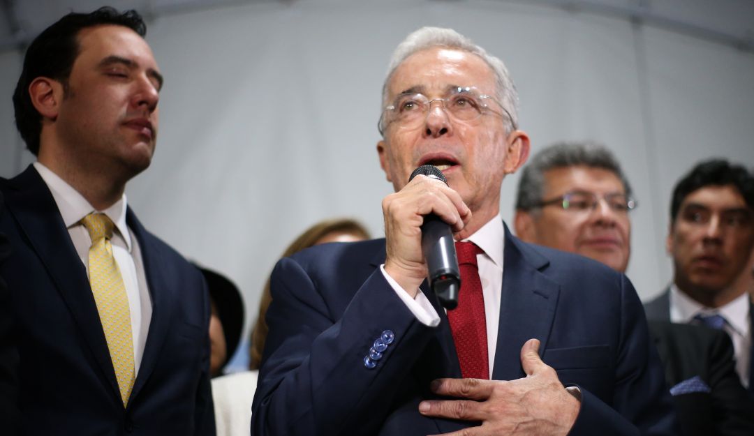 Álvaro Uribe Diego Cadena indagatoria: Abogado Cadena podría echarse la culpa en caso Uribe según Daniel Coronell