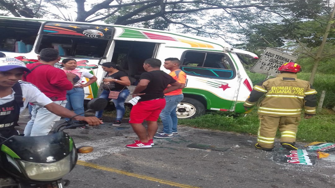 Un muerto y ocho heridos en accidente de una buseta en la Cordialidad