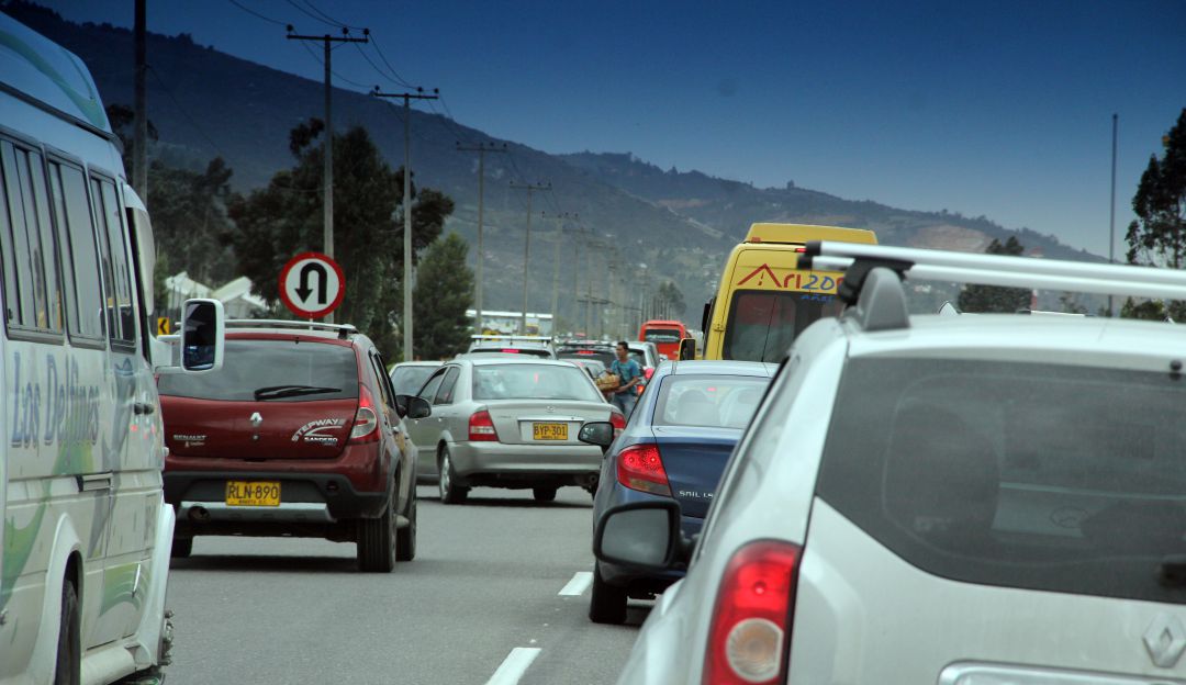 Vía Bogotá-Villavicencio: Colapsó vía Bogotá-Villavicencio en El Naranjal ante alta demanda de carros