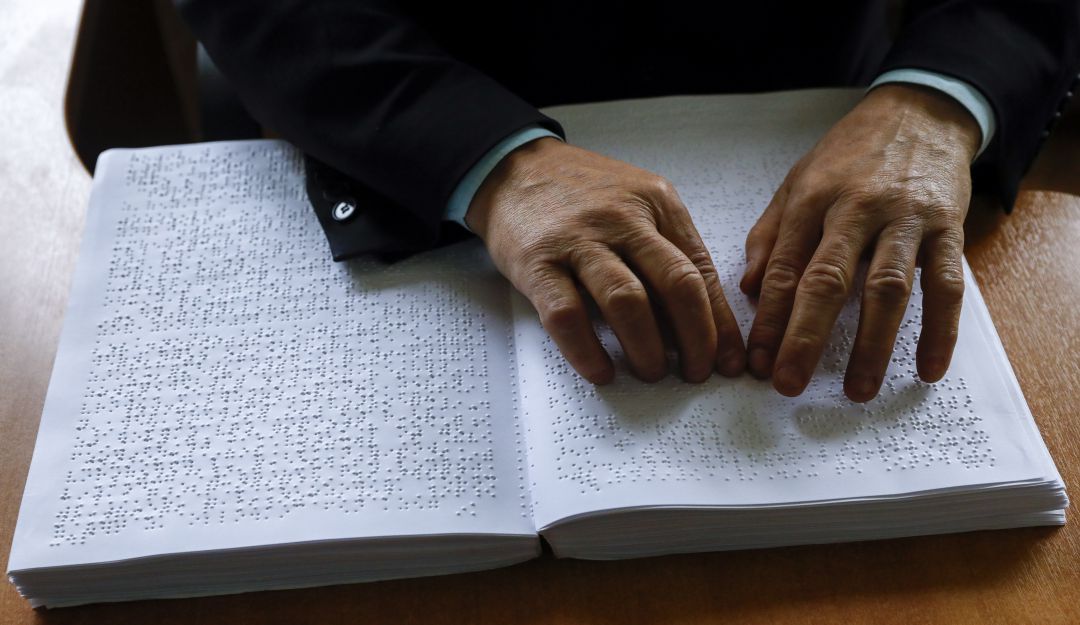 Cartilla Famisanar en lenguaje braille para personas discapacidad visual: Famisanar lanza proyecto especial para usuarios con discapacidad visual