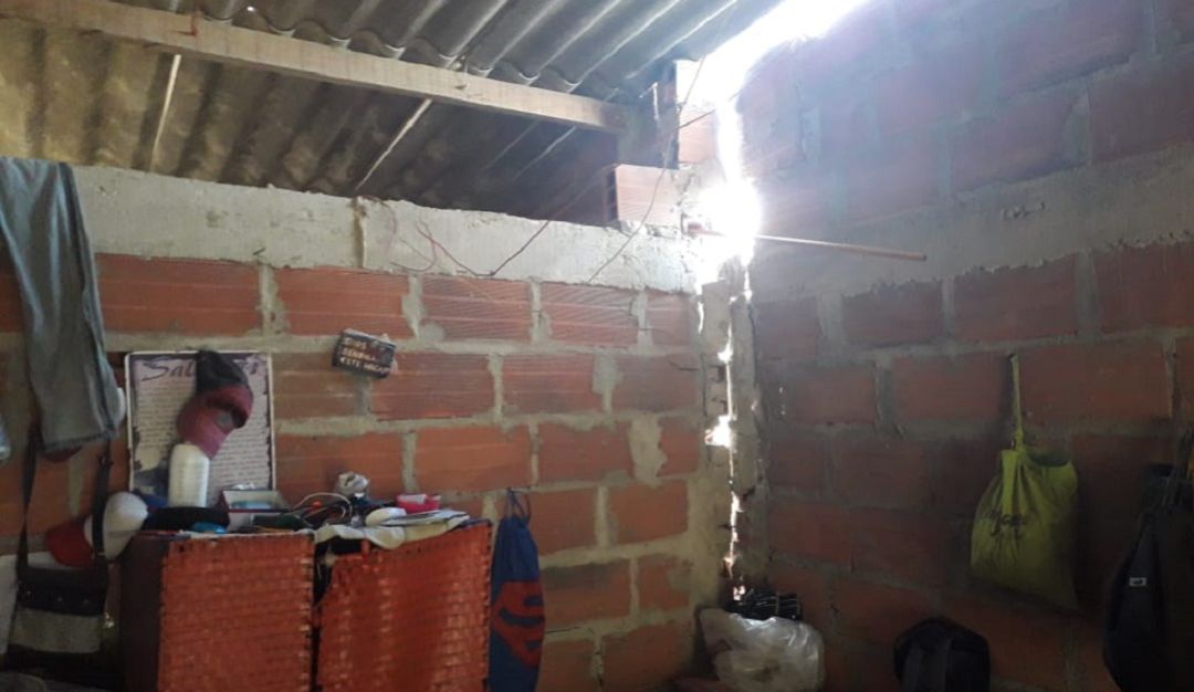 Casas en riesgo: Más de 20 viviendas están a punto de caerse por desviación de arroyo
