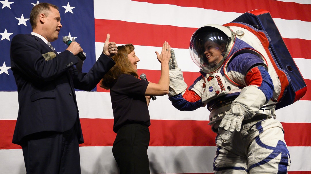 La Nasa presentó nuevos trajes espaciales para su próximo viaje a la Luna