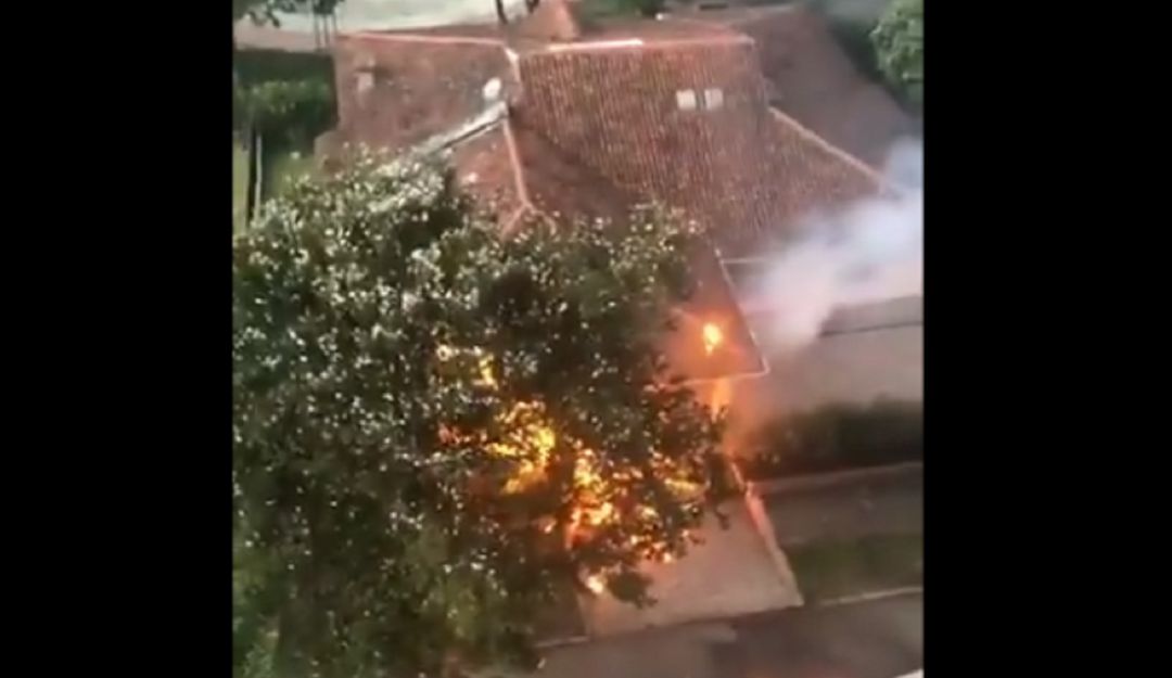 Pereira Comandante Policía incendio: Estando habitada, vándalos atacan casa de comandante de Policía en Pereira