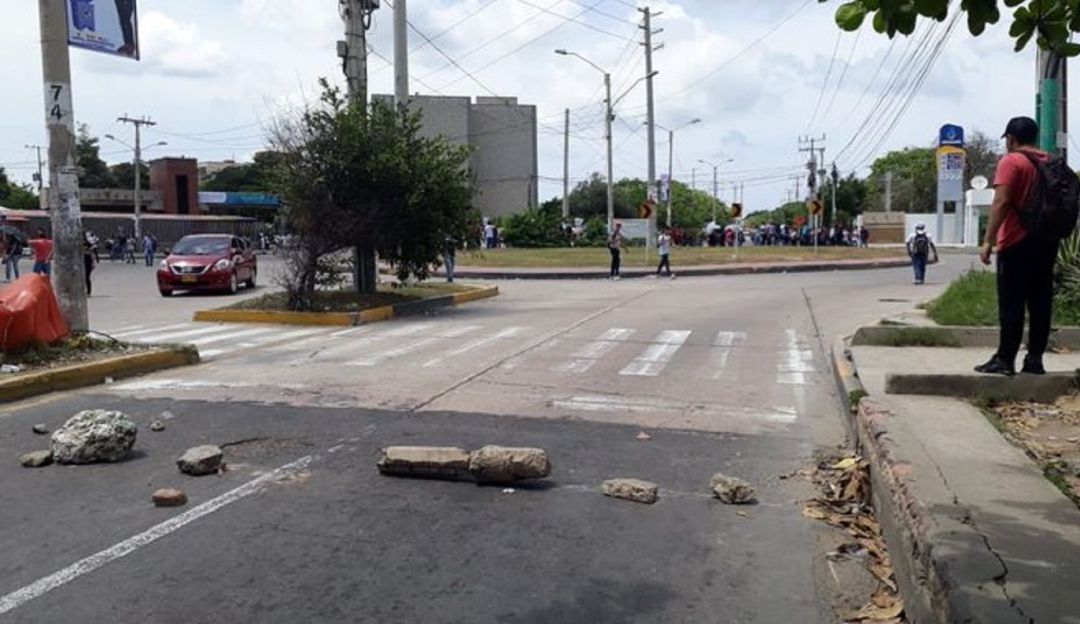 Protesta estudiantes: Papas bombas y balas de goma en plantón de estudiantes en Barranquilla