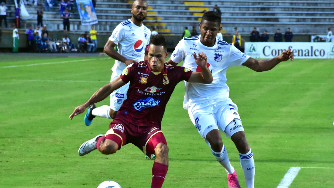 ¿Qué es un avance prometedor en el fútbol y por qué es amonestable?