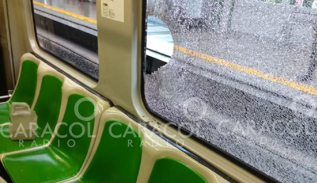Metro de Medellín, atacan el metro, habitante de calle, transporte integrad: Con una piedra, atacan el metro de Medellín