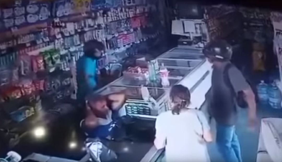 Asalto adultos mayores miedo: En medio de un asalto, ladrón calmó y besó a esta anciana