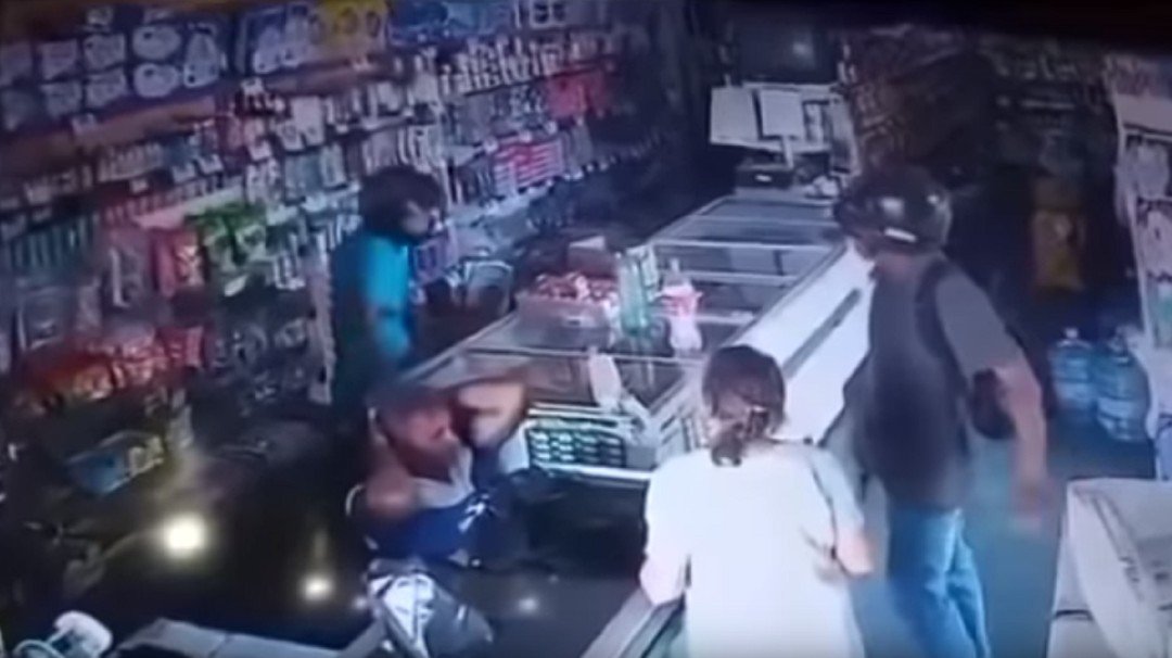 En medio de un asalto, ladrón calmó y besó a esta anciana