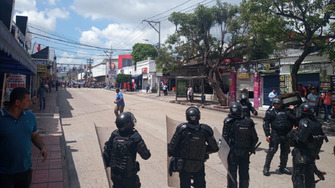Nuevo enfrentamiento entre encapuchados y el Esmad en Barranquilla