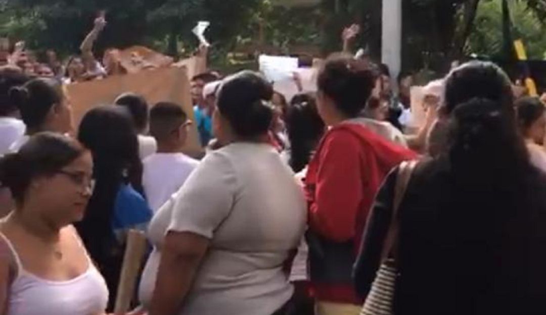Padres en Dagua protestan: Padres de estudiantes en Dagua dicen que espíritu se apoderó de sus hijos