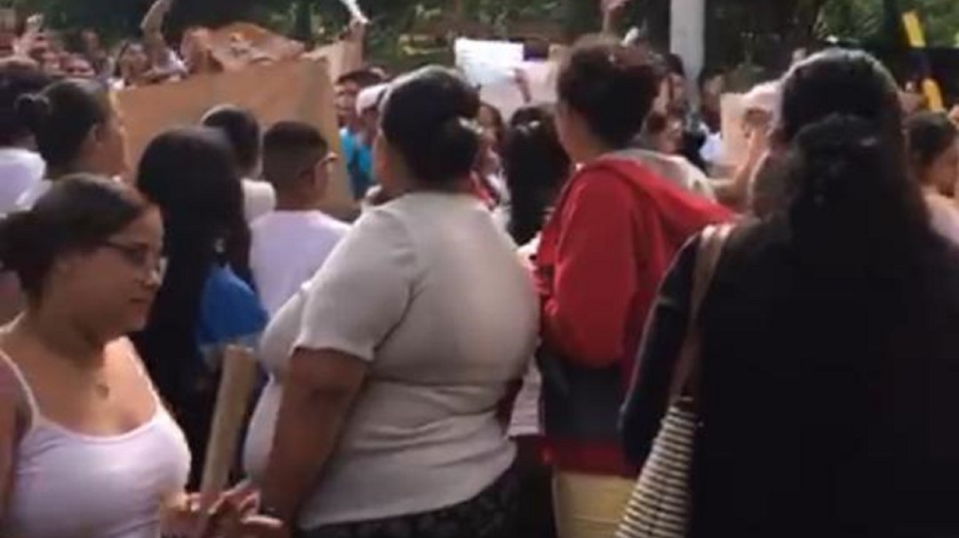 Padres de estudiantes en Dagua dicen que espíritu de apoderó de sus hijos