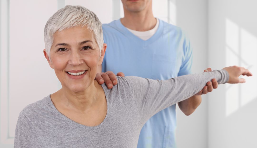 La Osteoporosis sucede cuando el hueso se debilita y esta en riesgo de fracturarse.