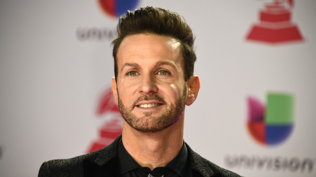 ¡De lo romántico al abuso! Cantante Axel es acusado por agresión sexual