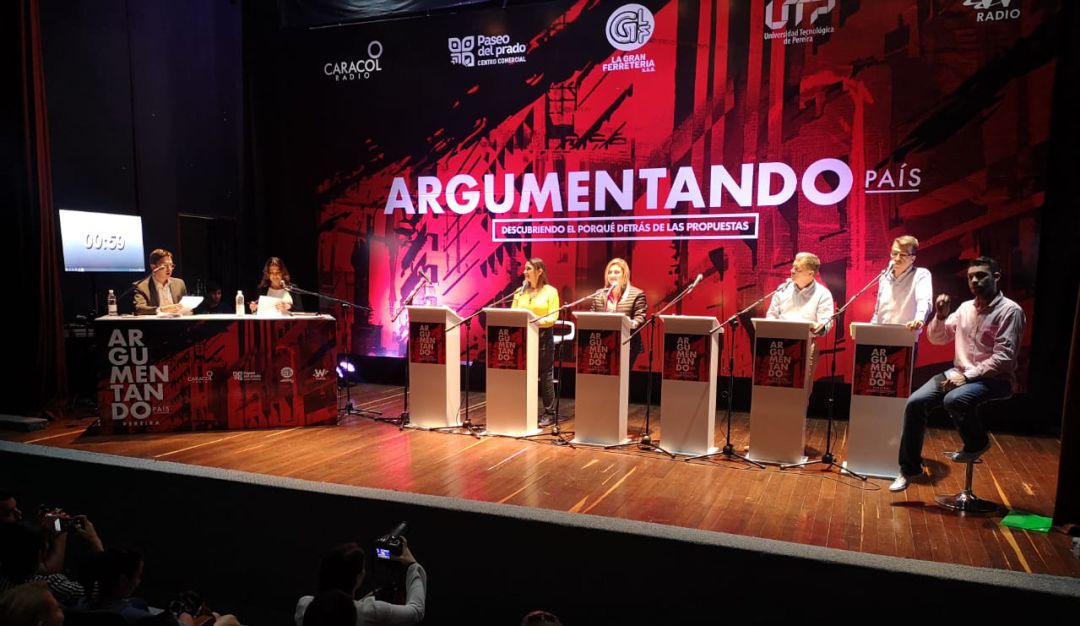 Debate candidatos Alcaldía Pereira: Dos atriles vacíos en el debate de candidatos a la Alcaldía de Pereira