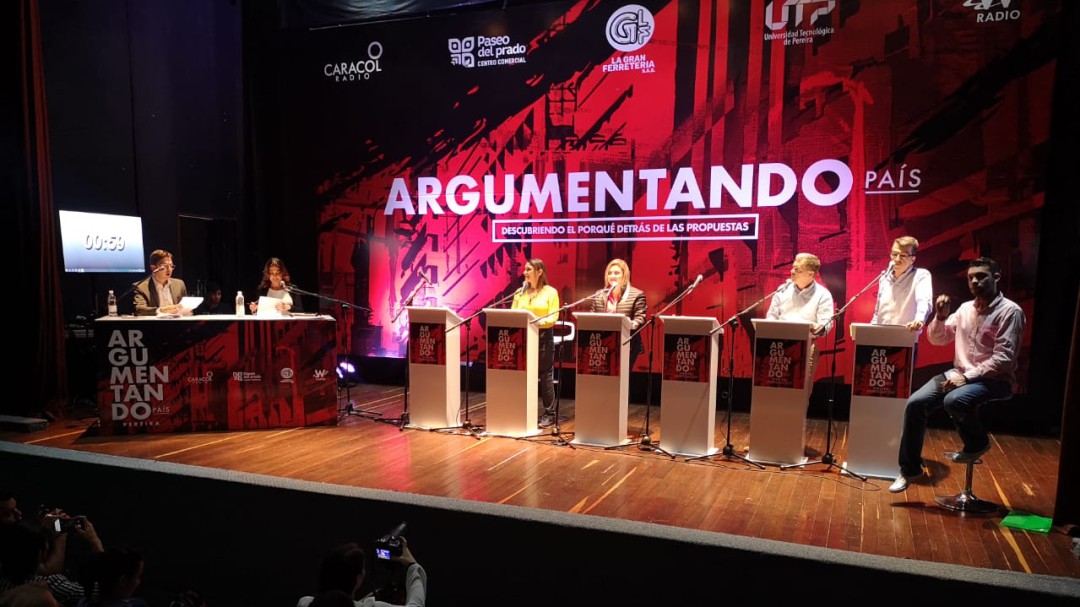 Dos atriles vacíos en el debate de candidatos a la Alcaldía de Pereira